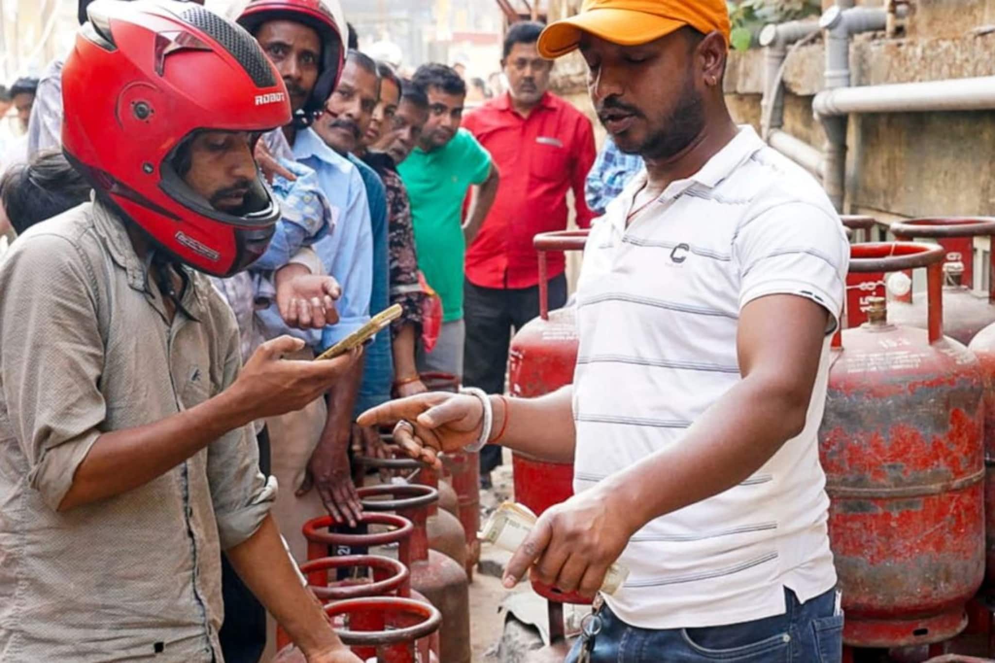 ইরানের অনুমতি! হরমুজ প্রণালী পেরিয়ে ভারতে ফিরছে জ্বালানি ট্যাঙ্কার, মিটবে LPG সঙ্কট? ইরানের অনুমতি! হরমুজ প্রণালী পেরিয়ে ভারতে ফিরছে জ্বালানি ট্যাঙ্কার, মিটবে LPG সঙ্কট?
