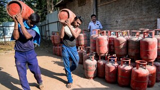 এলপিজি ব্যবহারের ক্ষেত্রে শীর্ষ রাজ্য এবং জেলাগুলি এক নজরে: উত্তরপ্রদেশ এলপিজি ব্যবহারের ক্ষেত্রে দেশের শীর্ষে। রাজ্যটি তার বিপুল সংখ্যক এলপিজি গ্রাহকের জন্য পরিচিত, বিশেষ করে লখনউ, আগ্রা, গাজিয়াবাদ, প্রয়াগরাজ এবং গোরক্ষপুরের মতো জেলাগুলিতে। প্রায় ১.৫ মিলিয়ন গ্রাহক নিয়ে লখনউ উত্তরপ্রদেশের বৃহত্তম দেশীয় এলপিজি বাজার। প্রয়াগরাজে প্রায় ১.৪ মিলিয়ন গ্রাহক রয়েছে, তারপরে আগ্রায় প্রায় ১.২ মিলিয়ন গ্রাহক, গোরক্ষপুরে প্রায় ১.২ মিলিয়ন গ্রাহক এবং গাজিয়াবাদে প্রায় ১.২ মিলিয়ন গ্রাহক রয়েছে। এই পাঁচটি জেলায় মোট প্রায় ৬.৫ মিলিয়ন গ্রাহক রয়েছে, যা রাজ্যের ব্যবহারের একটি উল্লেখযোগ্য অংশ।