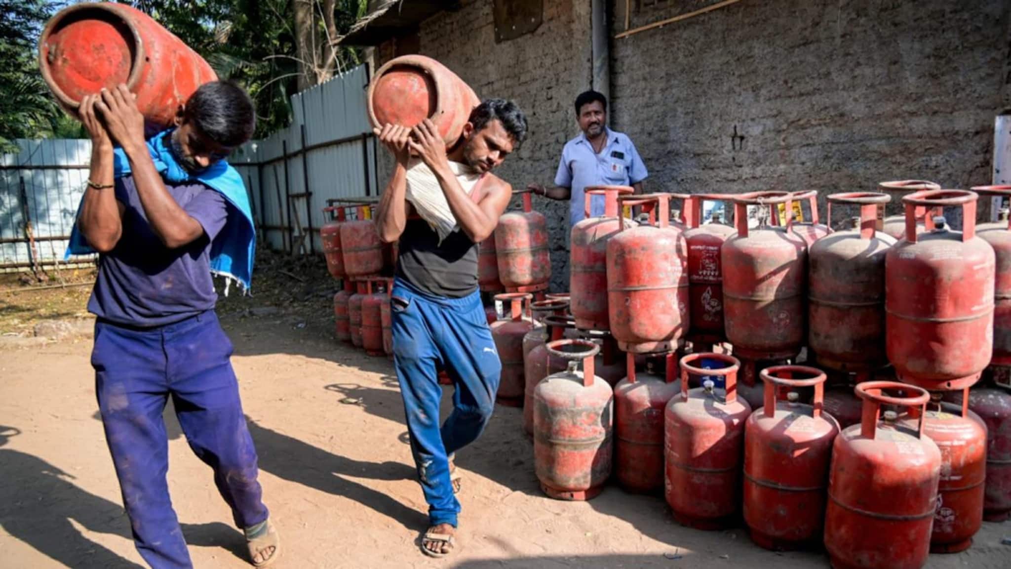 LPG Shortage in Kolkata: LPG-র আকাল, ৭ দিন পরও মিলছে না গ্যাস, একবেলা চিড়ে-মুড়ি খেয়ে দিন কাটছে কলকাতাবাসীর
