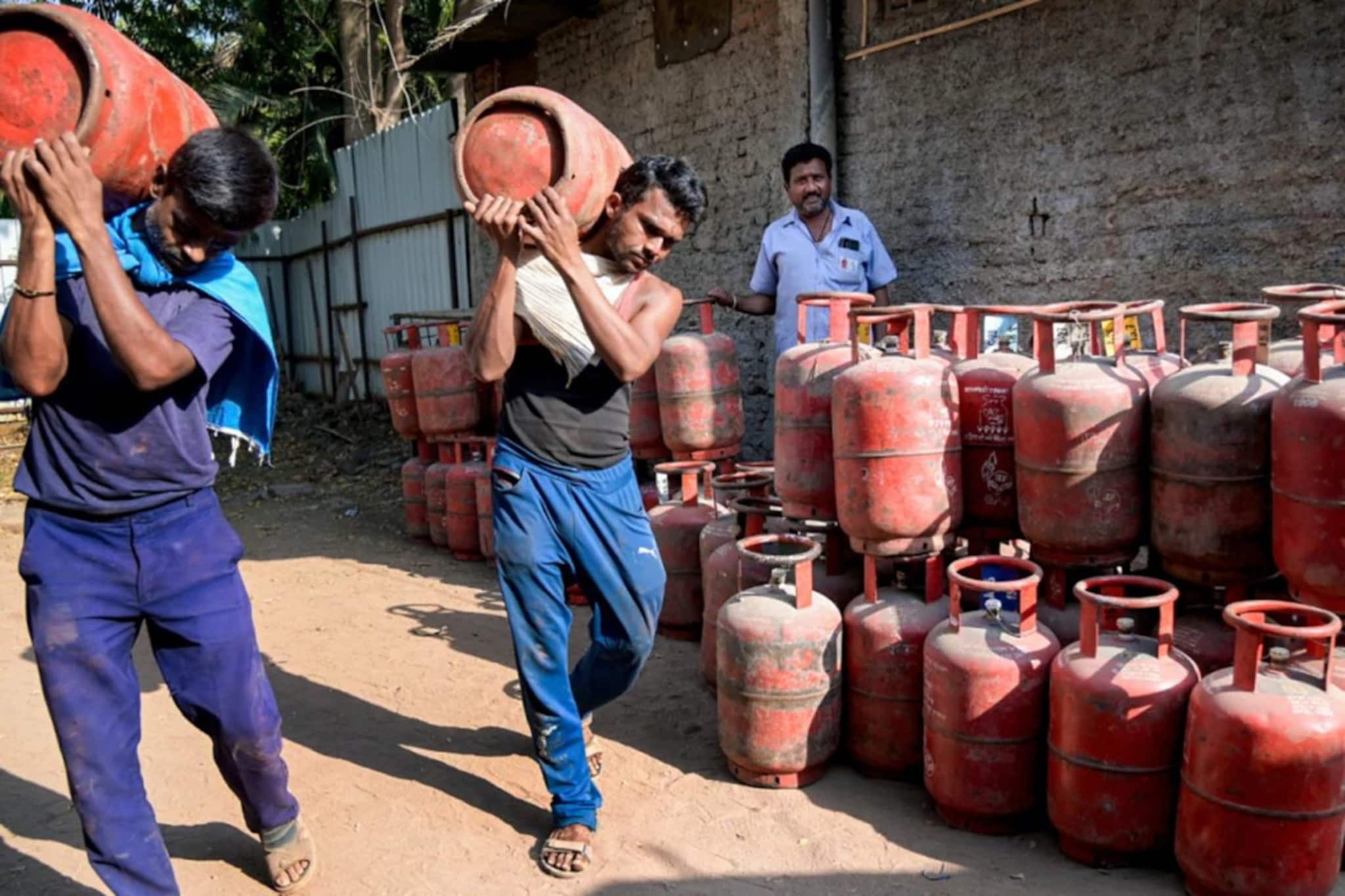  LPG-র আকাল, ৭ দিন পরও মিলছে না গ্যাস, একবেলা চিড়ে-মুড়ি খেয়ে দিন কাটছে কলকাতাবাসীর