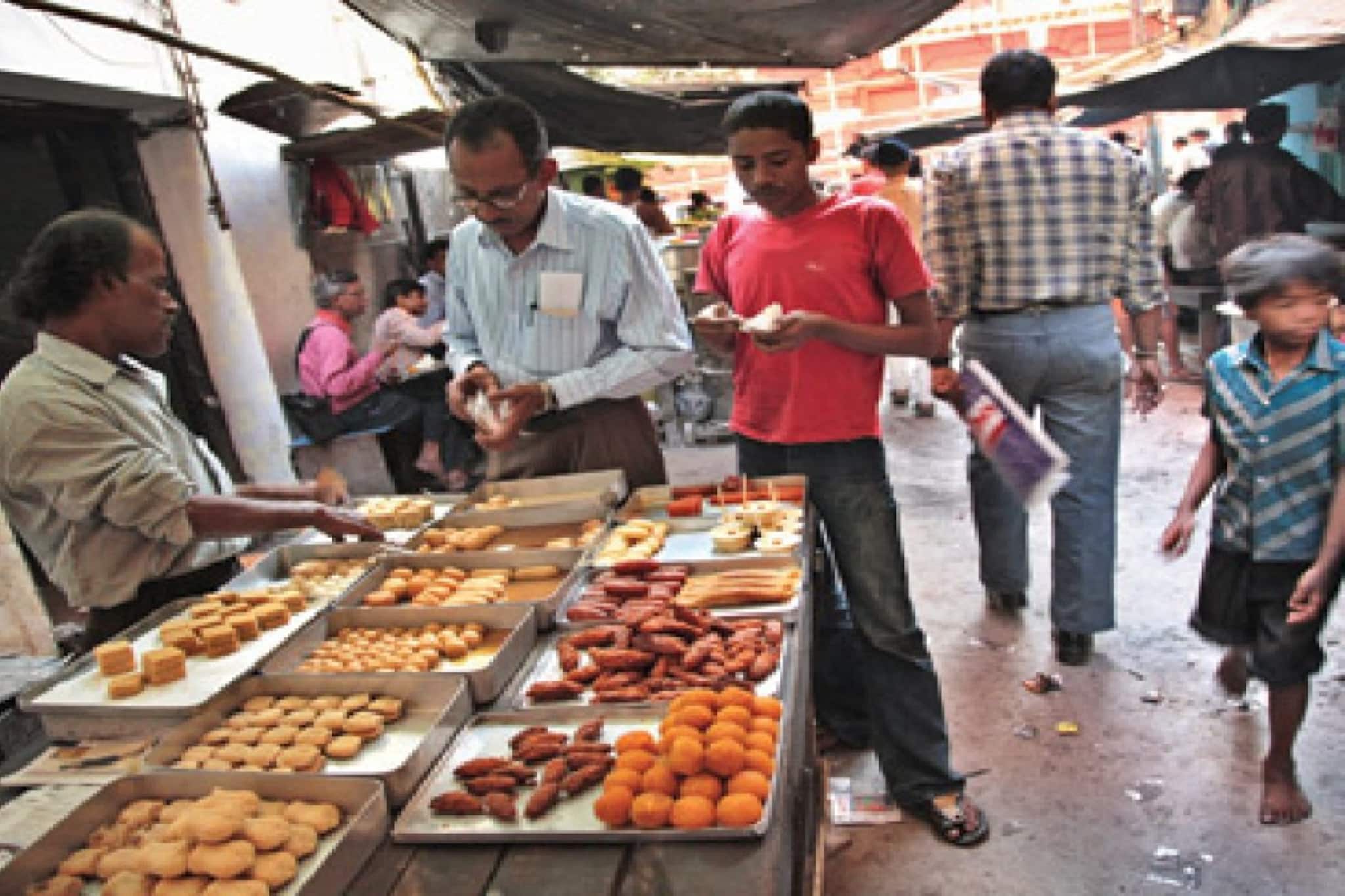 যুদ্ধের আঁচ খাদ্যগলিতে, ডেকার্স লেনে কমছে মেনু-বাড়ছে দাম! বিরাট সংকটে দোকানমালিকরা 
