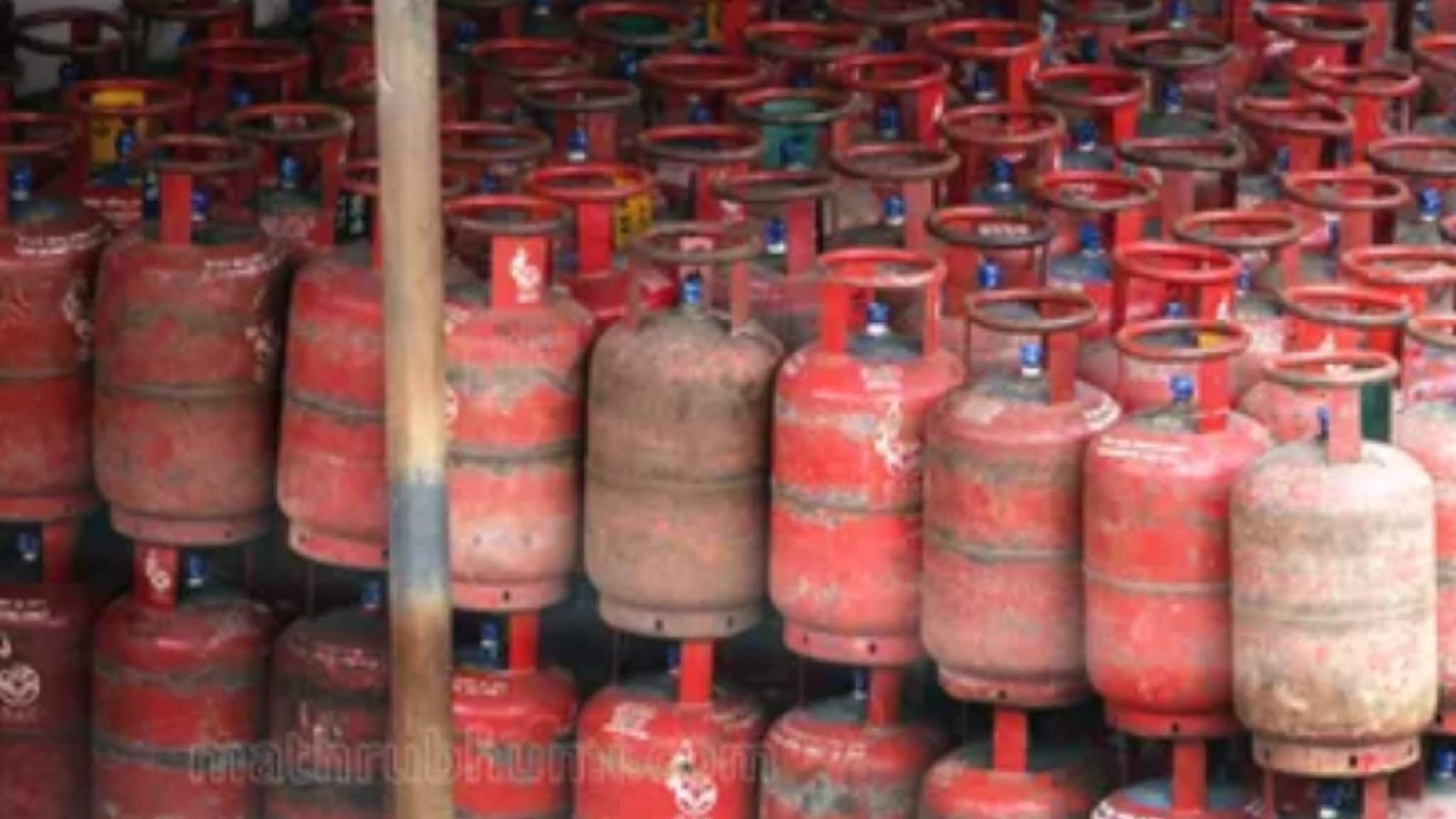 গ্যাস সঙ্কটে নিউটাউনের রেস্তোরাঁ, ঝাঁপ পড়ছে হোটেলে! বাধ্য হয়ে ভরসা কাঠের উনুন