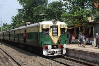 ব্যস্ত সময়ে দিঘার রেললাইনে ভয়ঙ্কর ঘটনা! ট্রেনের সামনে ঝাঁপ দিলেন ব্যক্তি, শিউরে উঠলেন যাত্রীরা