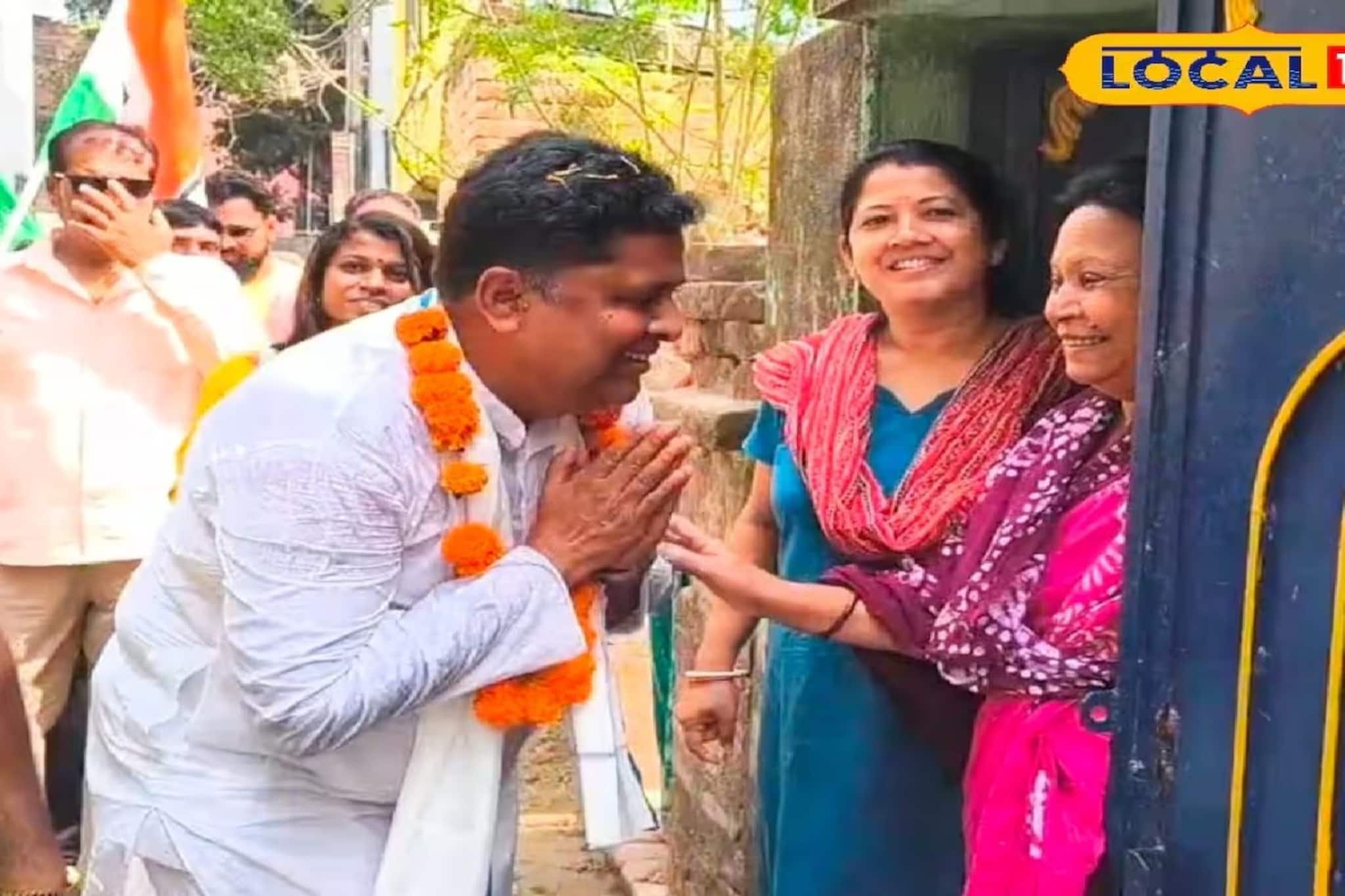 কলিংবেল বাজতেই দরজা খুলেছিলেন! ইংরেজবাজারে বিজেপি নেত্রীর বাড়িতে ইনি কে? জমে উঠেছে প্রচার