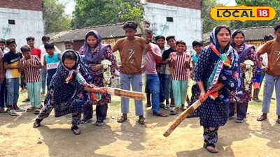 মালদহে ব্যাট-বল হাতে প্রচারে তৃণমূল প্রার্থী সাবিনা ইয়াসমিন