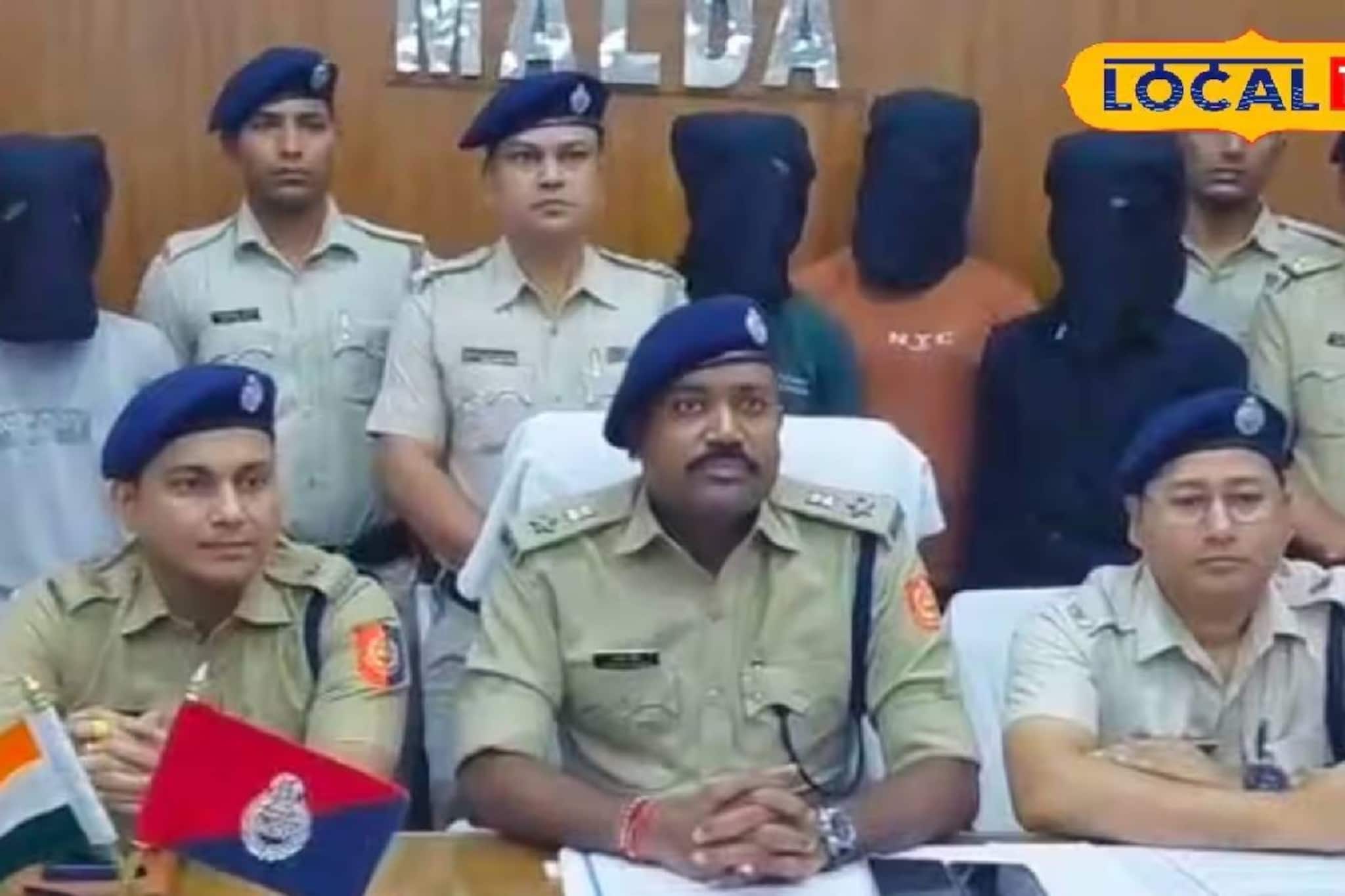 ভোটের মুখে মালদহ পুলিশের জোড়া সাফল্য! ধুন্ধুমার অভিযানে বিপুল পরিমাণ মাদক ও আগ্নেয়াস্ত্র উদ্ধার