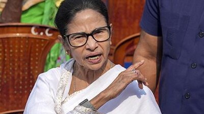 কলকাতা: অবশেষে অবতরণ করল ৫.১৮ দুর্যোগ কাটিয়ে নামল মুখ্যমন্ত্রীর বিমান। অন্ডাল থেকে দমদমে নামার পথে বিপত্তির মুখে পড়ে মমতা বন্দ্যোপাধ্যায়ের বিমান। খারাপ আবহাওয়ার কারণে মুখ্যমন্ত্রীর কলকাতায় নামতে দেরি হয়। দমদম, সল্টলেক-সহ বিস্তীর্ণ এলাকায় বৃষ্টি নামে এদিন। মাঝআকাশে বিমান এখনও চক্কর কাটে বহুক্ষণ। অন্ডাল এয়ারপোর্ট থেকে রওনা হওয়ার পরে ৩.৫৫ মিনিটে কলকাতা বিমানবন্দরে নামার কথা ছিল তাঁর। খারাপ আবহাওয়া তুমুল বৃষ্টি হওয়ার কারণে বিমানবন্দরে নামতে পারছিল না বিমান। এই মুহূর্তে বিমানবন্দরে তুমুল বৃষ্টি হচ্ছে সঙ্গে ঝড়ো হাওয়া। বিমানবন্দর কর্তৃপক্ষ ও ATC বলছে খারাপ আবহাওয়া থাকলেও এই মুহূর্তে ঝড়োো হাওয়া নেই তাই কলকাতায় অবতরণ করানো হয়। দেখুুন বাংলা নিউজ ভিডিও  (Watch bangla news video)৷