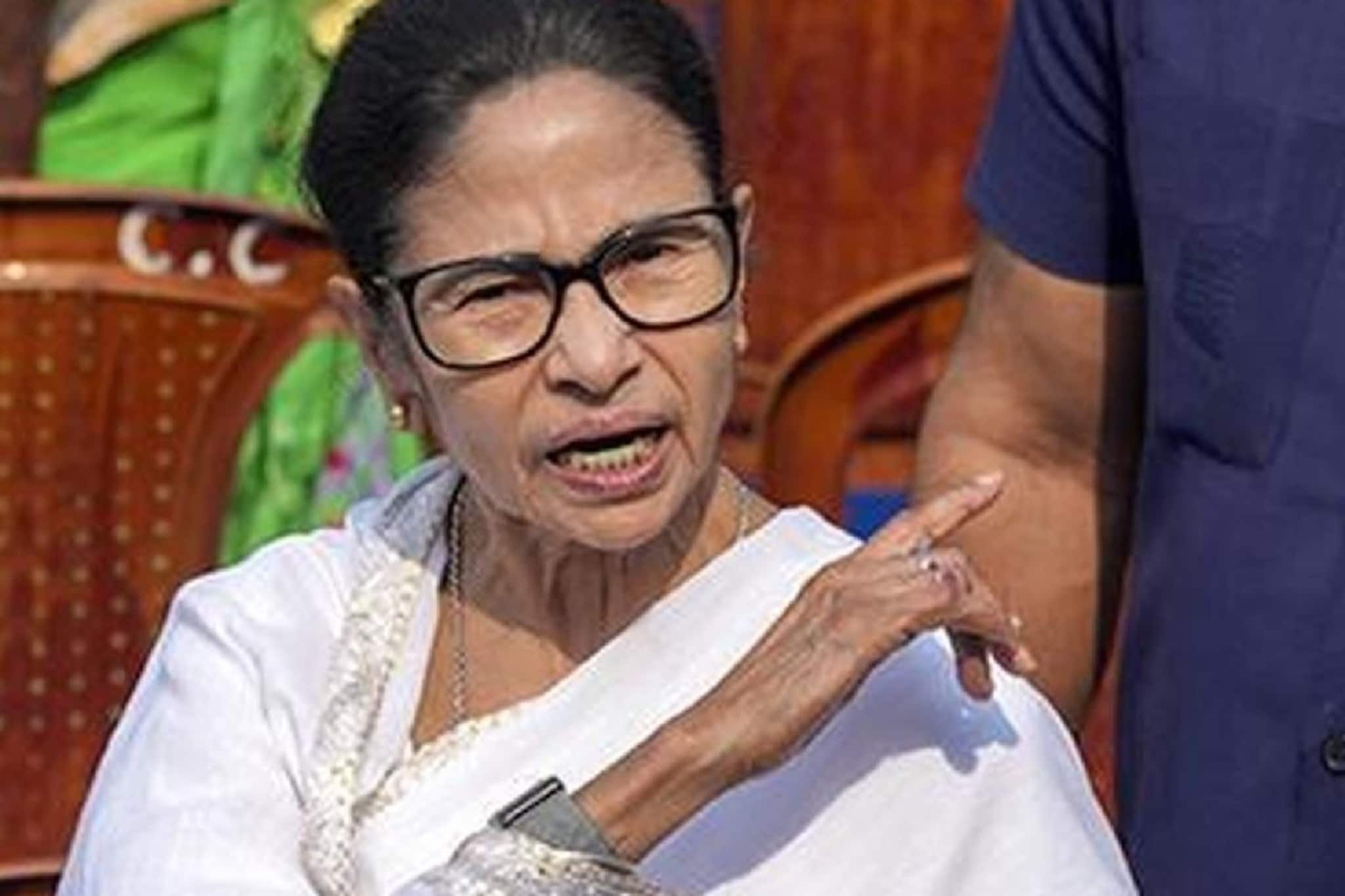 ঝড়বৃষ্টিতে মমতার বিমান-বিপত্তি, ATC র ভূমিকায় উঠছে প্রশ্ন! দেখুন ঝড়বৃষ্টিতে মমতার বিমান-বিপত্তি, ATC র ভূমিকায় উঠছে প্রশ্ন! দেখুন