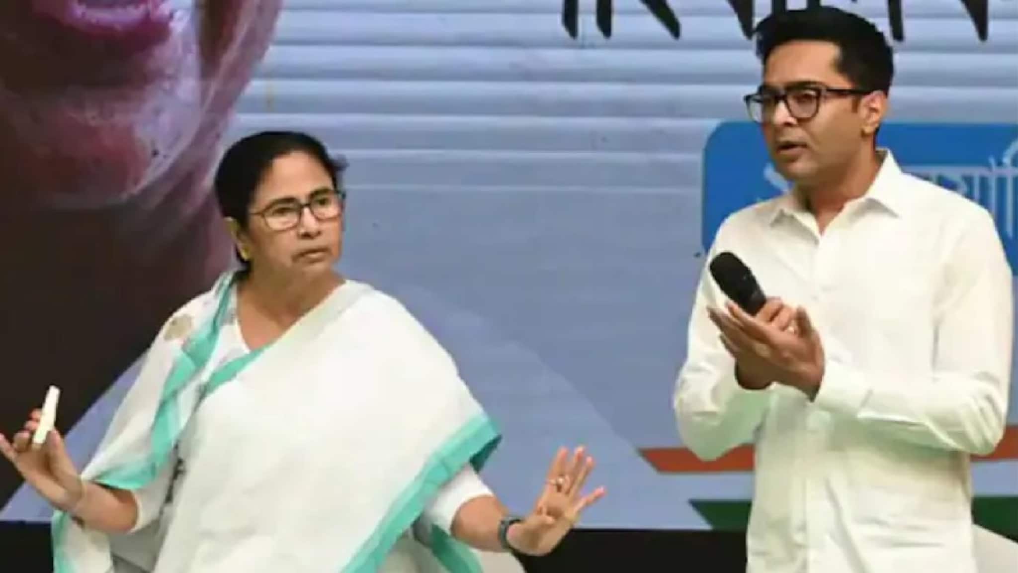Mamata Banerjee: অভিষেককে বক্তৃতার মাঝে থামালেন মমতা, কী বললেন জানেন? দেখুন ভিডিও Mamata Banerjee: অভিষেককে বক্তৃতার মাঝে থামালেন মমতা, কী বললেন জানেন? দেখুন ভিডিও