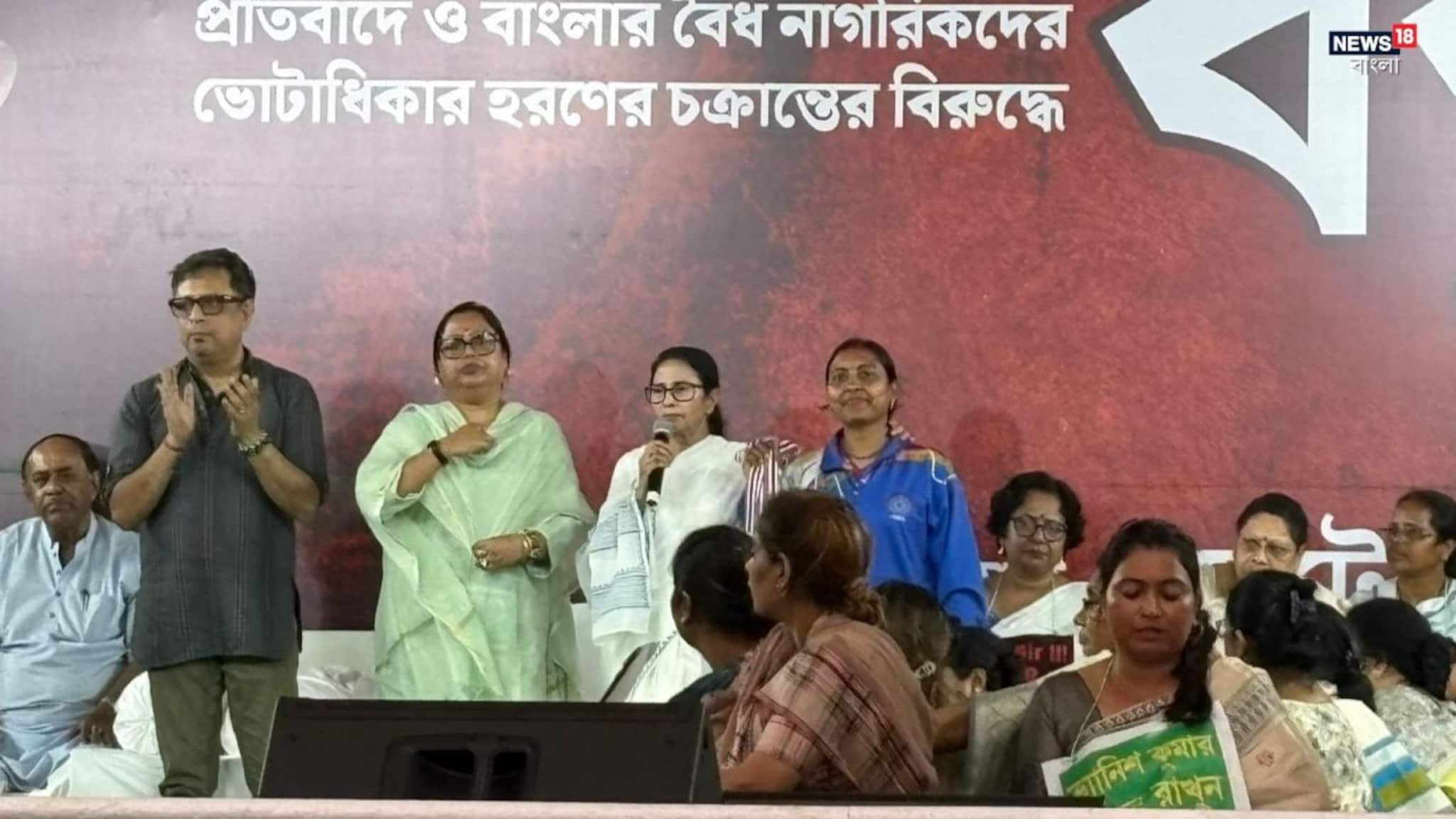 Mamata Banerjee: ধর্মতলার ধর্নামঞ্চে আন্তর্জাতিক পদকজয়ী সুপ্রিয়া, 'দেশের গর্ব'কে চাকরির প্রতিশ্রুতি মুখ্যমন্ত্রীর Mamata Banerjee: ধর্মতলার ধর্নামঞ্চে আন্তর্জাতিক পদকজয়ী সুপ্রিয়া, 'দেশের গর্ব'কে চাকরির প্রতিশ্রুতি মুখ্যমন্ত্রীর