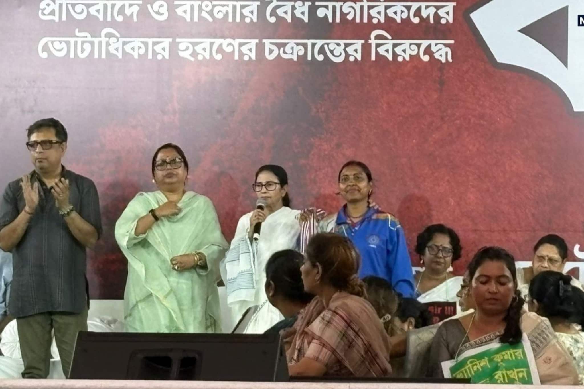 ধর্মতলার ধর্নামঞ্চে আন্তর্জাতিক পদকজয়ী সুপ্রিয়া, চাকরির প্রতিশ্রুতি মুখ্যমন্ত্রীর