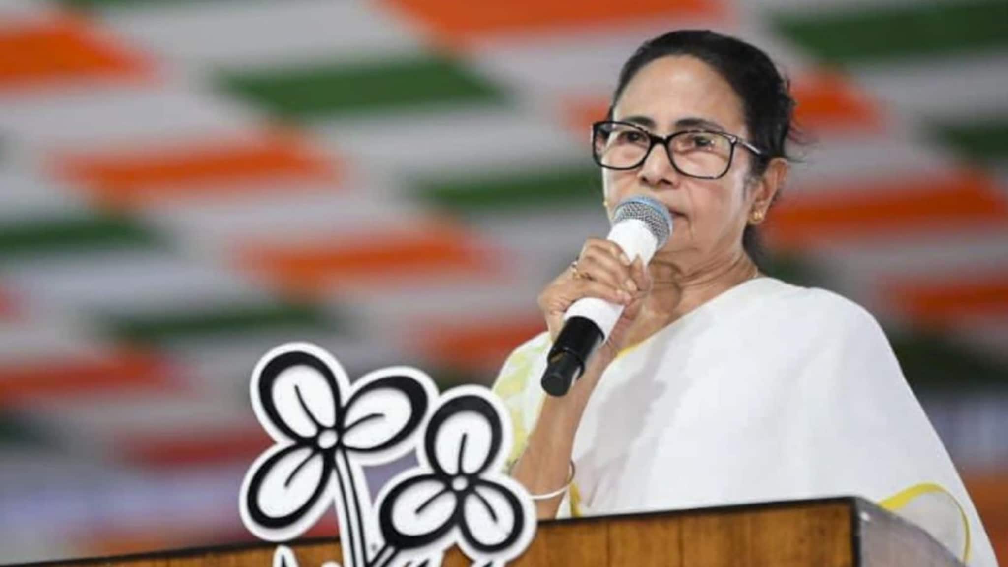 Mamata Banerjee: মাঝরাতে ৭৩ জন রিটার্নিং অফিসারকে সরাল কমিশন, চড়া সুর মুখ্যমন্ত্রীর