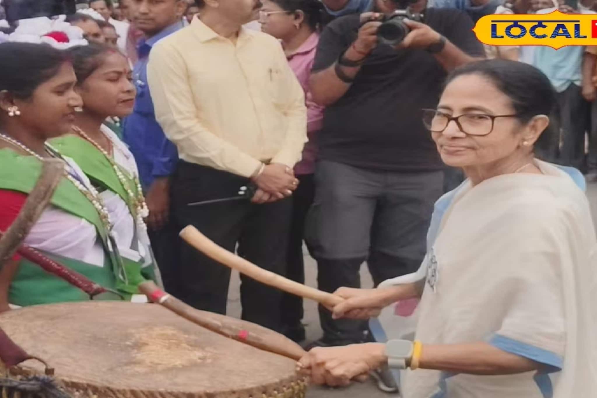 ডুয়ার্সে একেবারে অন্য মেজাজে মমতা! নাচলেন ধামসা-মাদলের সঙ্গে, তুললেন সেলফি! দেখুন প্রচারের এক্সক্লুসিভ ছবি