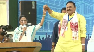 জামুড়িয়ার তৃণমূল প্রার্থী হরেরাম সিং-এর সঙ্গে মুখ্যমন্ত্রী মমতা বন্দ্যোপাধ্যায়৷ 