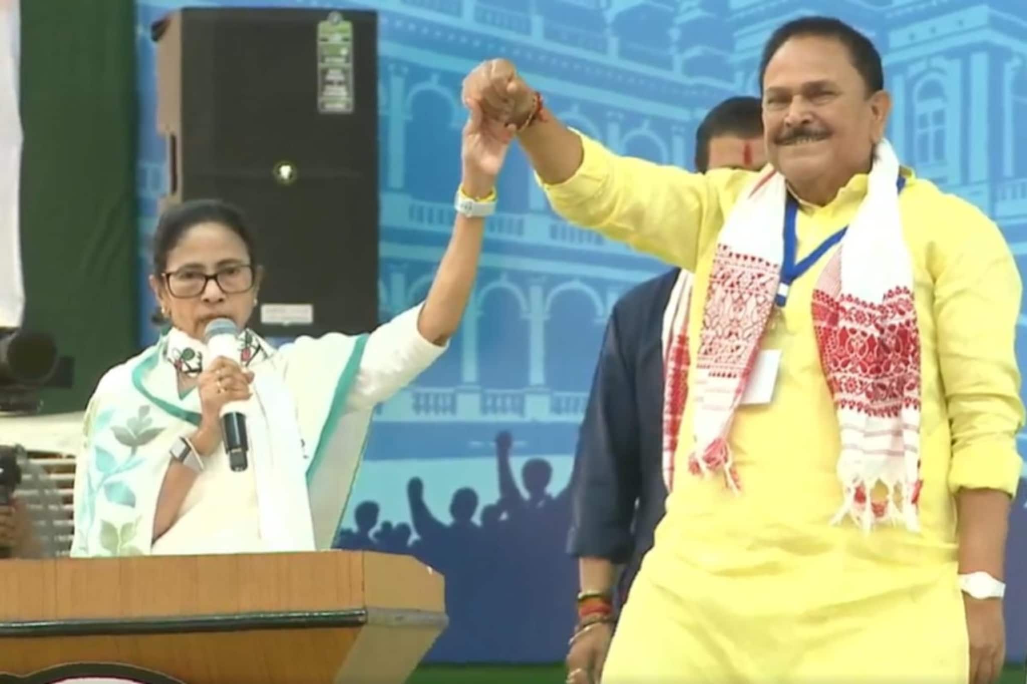 'ছেলেকে বলবে লাল বাতির গাড়ি না চড়তে, সতর্ক করে দিলাম!' প্রচারে গিয়ে দলের প্রার্থীকেই হুঁশিয়ারি মমতার 'ছেলেকে বলবে লাল বাতির গাড়ি না চড়তে, সতর্ক করে দিলাম!' প্রচারে গিয়ে দলের প্রার্থীকেই হুঁশিয়ারি মমতার