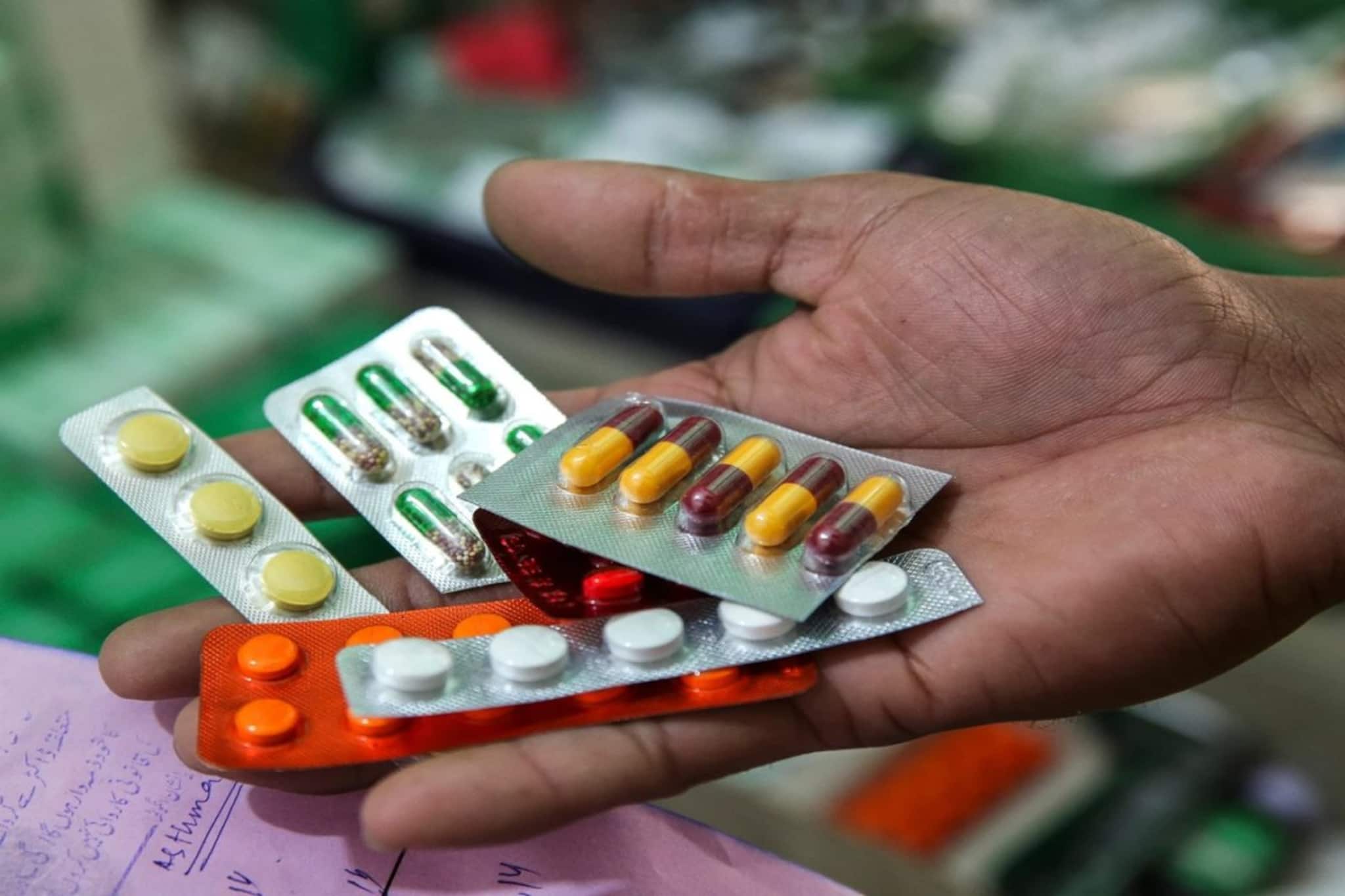 পেট্রোলের পর এবার ওষুধে বাড়তি চাপ, ৭৬৭ জরুরি ওষুধের মূল্যবৃদ্ধি! কবে বাড়ছে ওষুধের দাম?