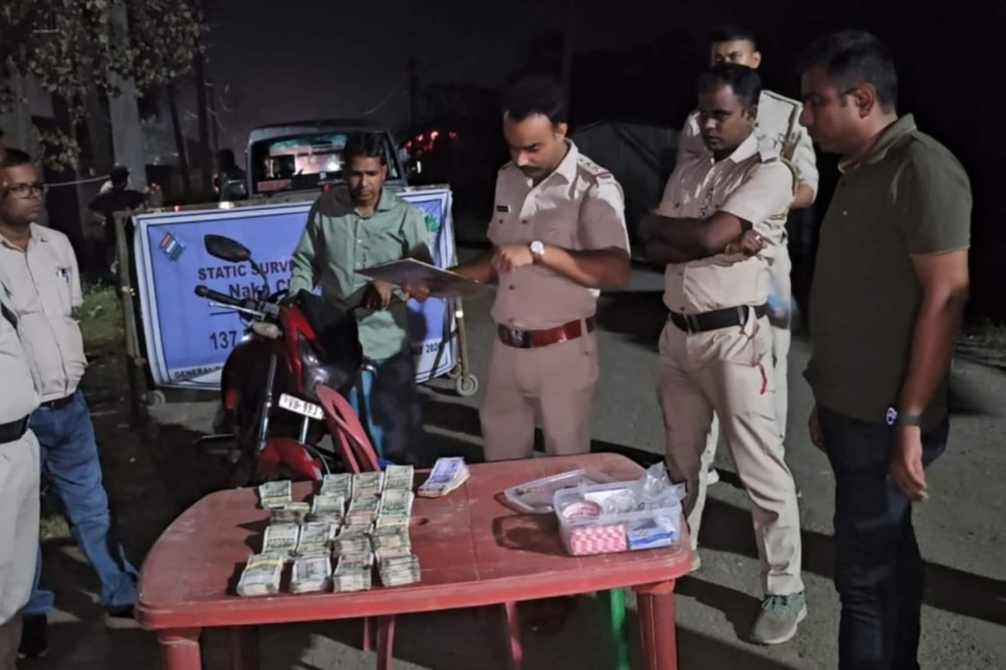 বাইক আরোহীর কাছে নগদ ৯ লক্ষ! পুলিশের সন্দেহ হতেই তল্লাশি, ভোটের আগে বারুইপুরে চাঞ্চল্য