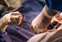 Viral News: মোবাইলের টর্চের আলোয় অস্ত্রোপচার? রোগীমৃত্যুর ১২ বছর পর চিকিৎসকের বিরুদ্ধে মামলা! কোথায়?