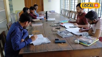 জেলা গ্রন্থাগারে বই পড়তে ভিড় ছাত্র ছাত্রীদের 