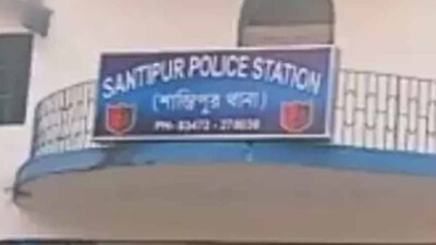 খবর পেয়ে শান্তিপুর থানার পুলিশ ঘটনাস্থলে