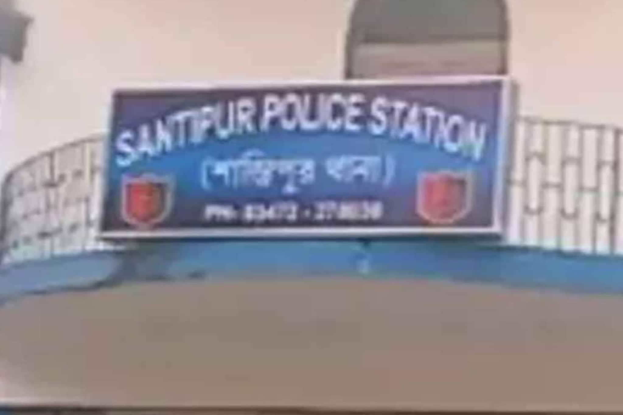 প্রধান শিক্ষকের চেয়ারে বসে তাঁরই স্ত্রী, ছড়ি ঘোরাচ্ছেন সর্বত্র! বিদ্যালয়ের সামনে ধর্না