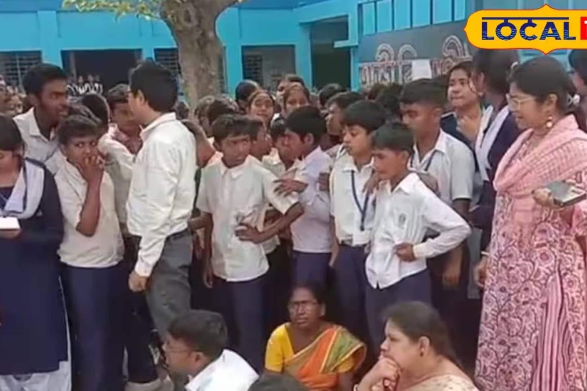 প্রধান শিক্ষকের বদলে স্কুলে ছড়ি ঘোরাচ্ছেন তাঁর স্ত্রী! নদিয়ার বিদ্যালয়ের সামনে ধর্না