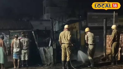 শান্তিপুরের চায়ের দোকানের বাইরে দমকলবাহিনী