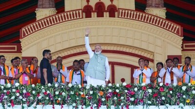 শনিবার ব্রিগেড প্যারেড গ্রাউন্ড থেকে তৃণমূলকে উৎখাতের সুর আরও কয়েকগুণ চড়ালেন নরেন্দ্র মোদি। বললেন, তৃণমূল সরকারের যাওয়ার কাউন্টডাউন শুরু হয়ে গিয়েছে। ব্রিগেড শেষে সোশ্যাল মিডিয়ায় পোস্ট করলেন একাধিক ছবি। 