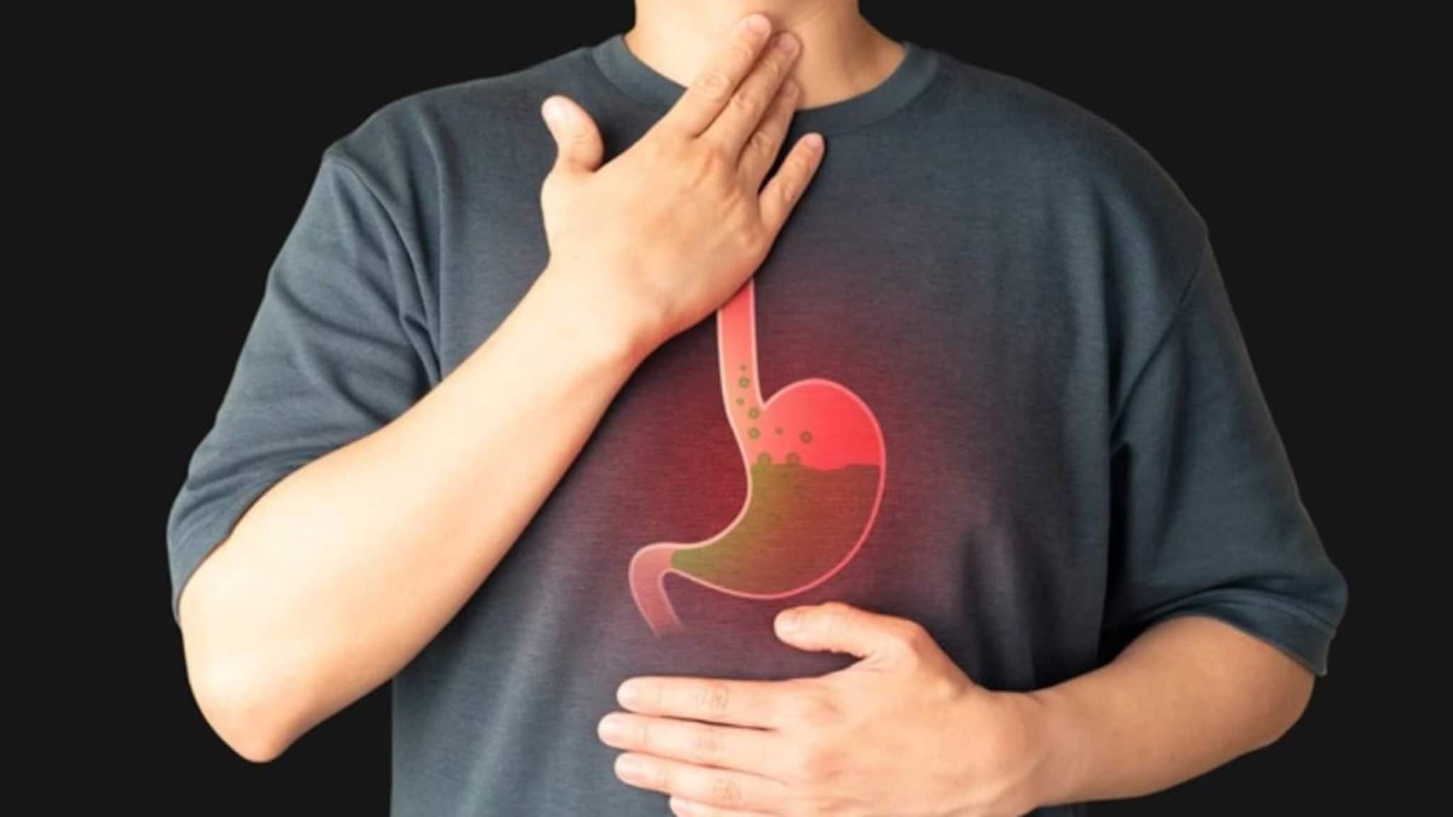 Indigestion Home Remedies: কিছু খেলেই গ্যাস হয়ে পেট ফুলেফেঁপে ঢোল? লাগবে না অ্যান্টাসিড! উষ্ণ জলে লেবুর সঙ্গে রান্নাঘরের ২ মশলায় চুটকিতেই খেল খতম বদহজমের!