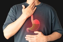 Indigestion Home Remedies: কিছু খেলেই গ্যাস হয়ে পেট ফুলেফেঁপে ঢোল? লাগবে না অ্যান্টাসিড! উষ্ণ জলে লেবুর সঙ্গে রান্নাঘরের ২ মশলায় চুটকিতেই খেল খতম বদহজমের!