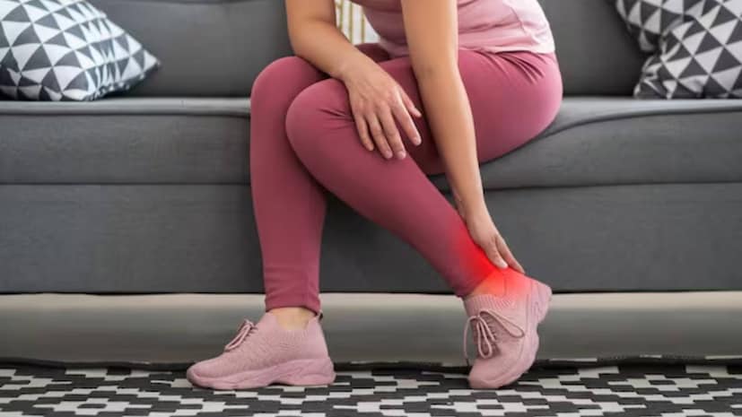 অনেকেই হাঁটার সময় হিল ব্যথার অভিযোগ করেন। এই তীব্র ব্যথা প্রায়শই হাঁটা কঠিন করে তুলতে পারে। মাঝে মাঝে ব্যথা স্বাভাবিক, কিন্তু যদি সমস্যাটি অব্যাহত থাকে, তবে এটি হিল স্পার নামক একটি চিকিৎসাগত অবস্থার কারণে হতে পারে। এই অবস্থার মধ্যে পায়ের গোড়া থেকে বেরিয়ে আসা গোড়ালির হাড় জড়িত। অনেকেই হাঁটার সময় হিল ব্যথার অভিযোগ করেন। এই তীব্র ব্যথা প্রায়শই হাঁটা কঠিন করে তুলতে পারে। মাঝে মাঝে ব্যথা স্বাভাবিক, কিন্তু যদি সমস্যাটি অব্যাহত থাকে, তবে এটি হিল স্পার নামক একটি চিকিৎসাগত অবস্থার কারণে হতে পারে। এই অবস্থার মধ্যে পায়ের গোড়া থেকে বেরিয়ে আসা গোড়ালির হাড় জড়িত।