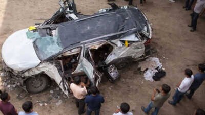 ডিভাইডারে ধাক্কা খেয়ে ফ্লাইওভার থেকে পড়ে একটি বড়, শুকনো নর্দমায় গিয়ে পড়ে যায়