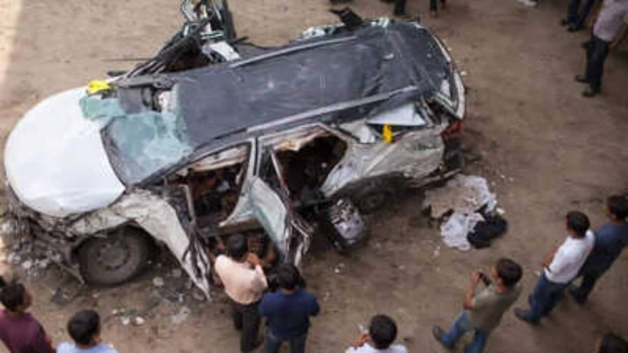 Road Accident: উড়ালপুল থেকে নালায় পড়ে দুমড়ে মুচড়ে গেল SUV! লাদাখ বেড়িয়ে বাড়ি ফেরার পথে দুর্ঘটনায় নিহত ৩ IIT পড়ুয়া