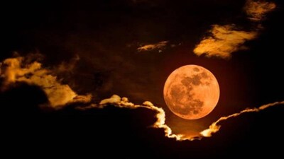 মঙ্গলবার মাহেন্দ্রক্ষণ৷ একইসঙ্গে দোলপূর্ণিমা এবং চন্দ্রগ্রহণ৷ বহু যুগ পর ফাল্গুন পূর্ণিমা তিথিতে চন্দ্রগ্রহণ পড়েছে৷ বছরের প্রথম এই চন্দ্রগ্রহণটি বিকেল ৩:২০ (৩ মার্চ, ২০২৬) থেকে শুরু হবে এবং সন্ধ্যা ৬:৪৭ এ শেষ হবে। এটি কয়েক ঘন্টা স্থায়ী হবে। ভারতের মানুষ চন্দ্রোদয়ের পর সন্ধ্যা ৬:৩০ থেকে সন্ধ্যা ৬:৪৭ পর্যন্ত মাত্র ১৫ মিনিটের জন্য এই চন্দ্রগ্রহণ দেখতে পারবেন। যেহেতু অসম, অরুণাচল প্রদেশ, মেঘালয় এবং বাংলার উত্তর-পূর্বাঞ্চলীয় রাজ্যগুলিতে চাঁদ আগে উদিত হয়, তাই সেখানকার মানুষের গ্রহণ দেখার সম্ভাবনা বেশি থাকবে।