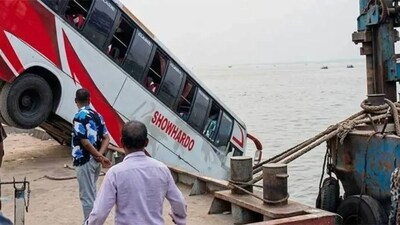 পন্টুনে ফেরির ধাক্কার অভিঘাতে বাসটি নিয়ন্ত্রণ হারিয়ে নদীতে পড়ে যায়