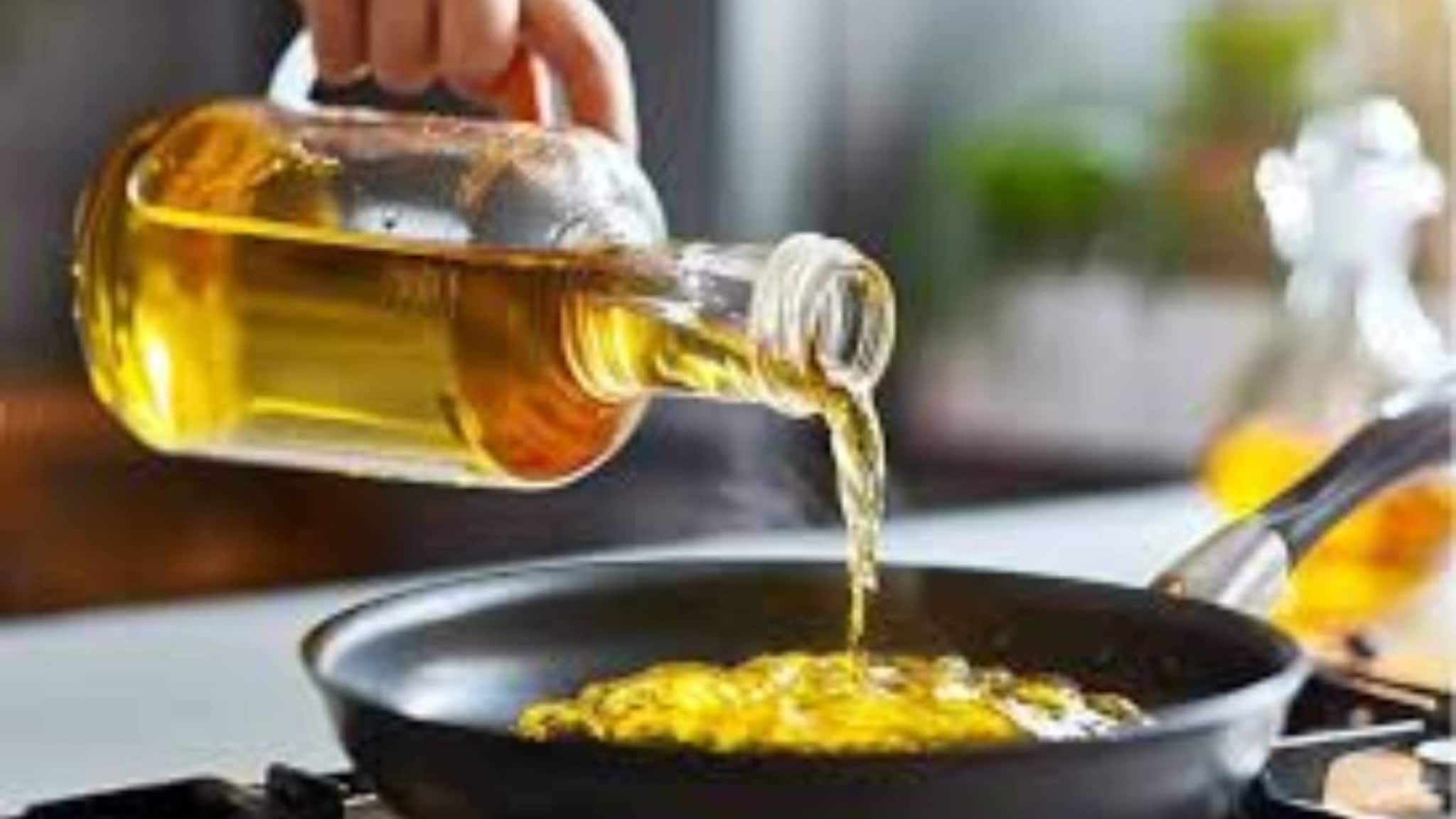 Cooking Oil: ভাজার তেল ফেলে না দিয়ে বার বার গরম করে তাতেই আবার রাঁধেন? এই বিষাক্ত অভ্যাসে বাড়ে ক্যানসারের ঝুঁকি! কোলেস্টেরল ডেকে আনে হৃদরোগ!