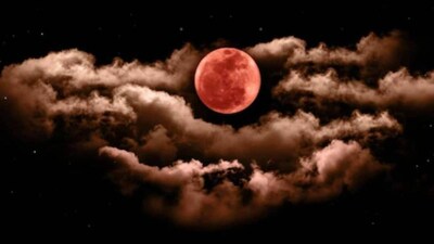 মঙ্গলবার ফাল্গুন পূর্ণিমার দোলযাত্রায় পড়েছে পূর্ণগ্রাস চন্দ্রগ্রহণ৷ এটাই এ বছরের প্রথম পূর্ণগ্রাস চন্দ্রগ্রহণ৷ ১০০ বছর পর পড়েছে এই মাহেন্দ্রক্ষণ৷ একাধিক জ্যোতিষ যোগে বহুগুণে বেড়েছে এই বিশেষ দিনের মাহাত্ম্য৷