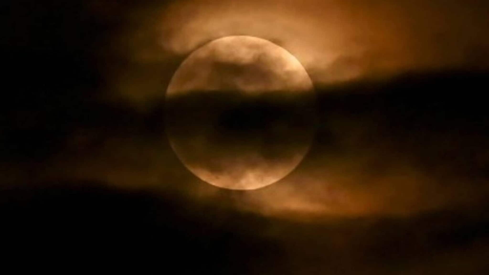 Chandragrahan on Dolpurnima Astro Tips: দোলপূর্ণিমার সন্ধ্যায় পূর্ণগ্রাস চন্দ্রগ্রহণ শেষ হলে নুন দিয়ে ছোট্ট কাজ! অশুভ ছায়া কেটে সংসার ভরে থাকবে অর্থসুখ সমৃদ্ধি ও শান্তিতে