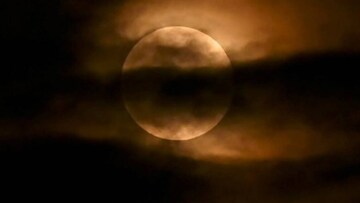 দোলের সন্ধ্যায় চন্দ্রগ্রহণ শেষ হলে নুন দিয়ে ছোট্ট কাজ! অশুভ ছায়া কেটে সংসারে অর্থসুখ