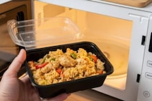 Microwave Oven Cooking Tips: ঠিক কতক্ষণ খাবার গরম করবেন মাইক্রোওয়েভ আভেনে? বেশি সময় ধরে রাখলে কি নষ্ট হয়ে যায় খাবার? জানুন