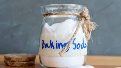বেকিং সোডা বহু ক্ষেত্রেই মুশকিল আসান। বদহজম, বুক জ্বালা, গ্যাস, অম্বল-সহ নানা সমস্যার ঘরোয়া টোটকা এই সাদা গুঁড়ো। বিশেষ করে যখন ভারী বা মশলাদার খাবার খাওয়ার পরে বুক জ্বালা হয়, তখন লোকেরা তাৎক্ষণিকভাবে সোডা ওয়াটার পান করে। 