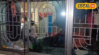 এক বাড়িতে ভাঙচুর চালায় উত্তেজিত জনতা