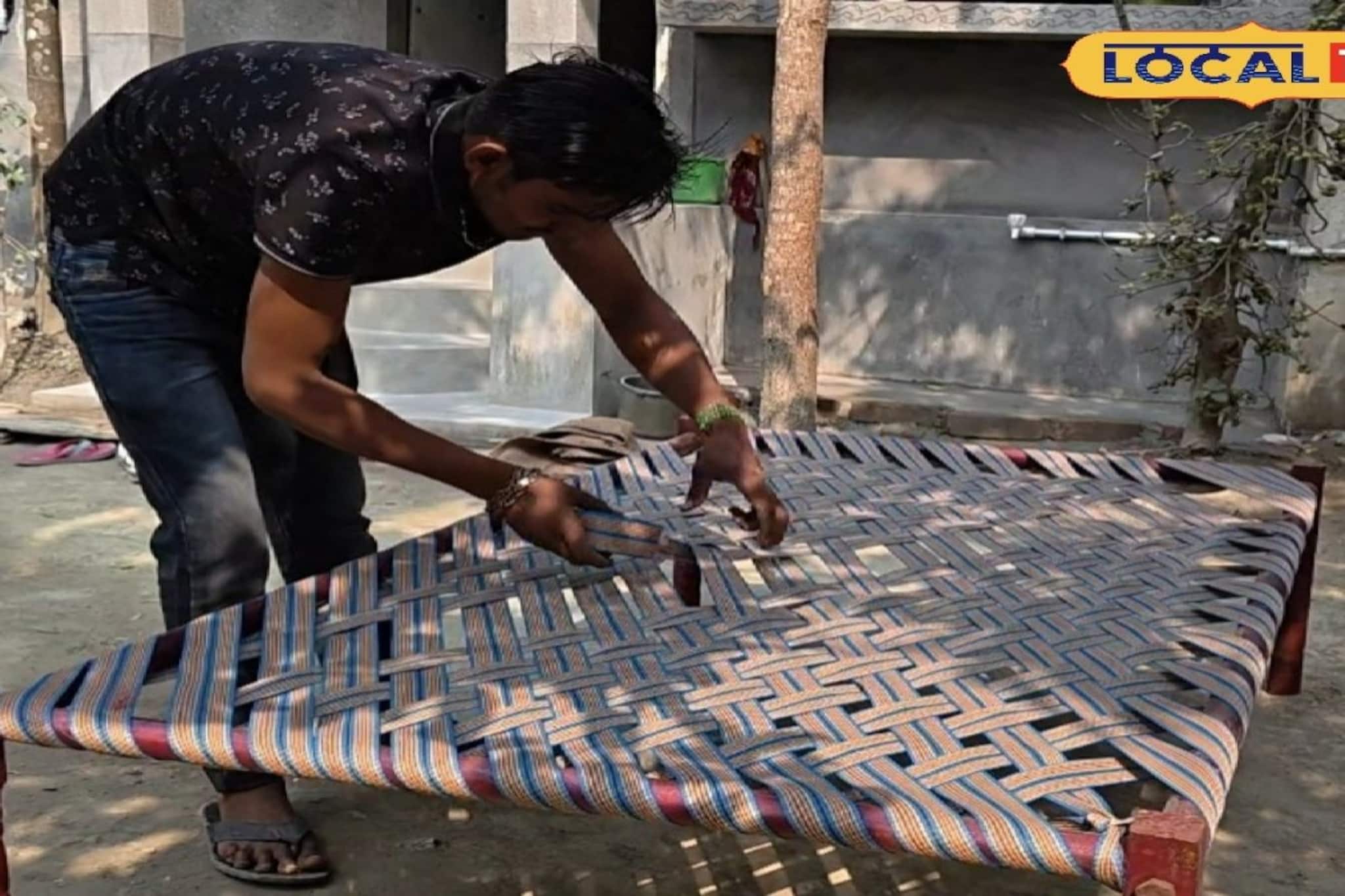 লোহার ফ্রেমে নাইলনের ফিতে বুনে চোখের সামনে তৈরি হচ্ছে এই আসবাব, যেমন আরামদায়ক তেমন টেকসই