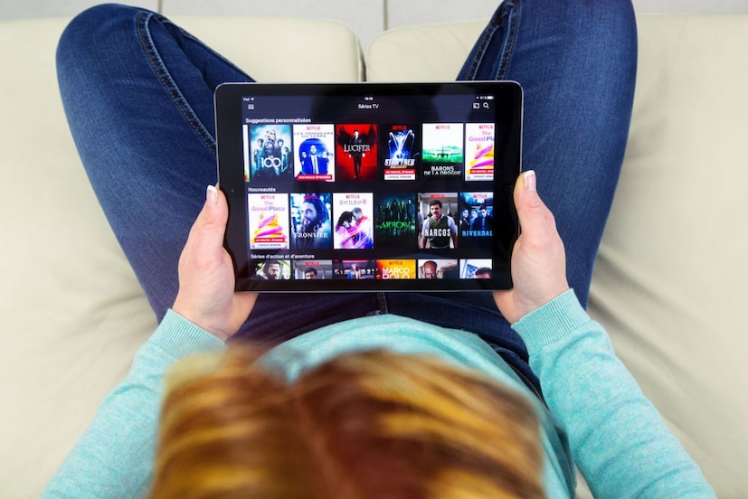 ভারতে ডিজিটাল কন্টেন্টের বিষয়ে সরকারের অবস্থান আরও কঠোর হচ্ছে বলে মনে হচ্ছে। একটি সংসদীয় স্থায়ী কমিটির সাম্প্রতিক প্রতিবেদন অনুসারে, আপত্তিকর এবং অবৈধ কন্টেন্ট স্ট্রিমিং করার অভিযোগে প্রায় ১০ থেকে ১৫টি ওটিটি প্ল্যাটফর্ম বর্তমানে তদন্তাধীন রয়েছে। তথ্য ও সম্প্রচার মন্ত্রক (এমআইবি) কমিটিকে জানিয়েছে যে প্রাথমিকভাবে ২৫টি ওটিটি প্ল্যাটফর্ম ব্লক করা হয়েছিল এবং পরবর্তীতে আরও ১৮টির বিরুদ্ধে ব্যবস্থা নেওয়া হয়। এছাড়াও, তদন্ত এবং ব্লক করার প্রক্রিয়া চলমান রয়েছে। ভারতে ডিজিটাল কন্টেন্টের বিষয়ে সরকারের অবস্থান আরও কঠোর হচ্ছে বলে মনে হচ্ছে। একটি সংসদীয় স্থায়ী কমিটির সাম্প্রতিক প্রতিবেদন অনুসারে, আপত্তিকর এবং অবৈধ কন্টেন্ট স্ট্রিমিং করার অভিযোগে প্রায় ১০ থেকে ১৫টি ওটিটি প্ল্যাটফর্ম বর্তমানে তদন্তাধীন রয়েছে। তথ্য ও সম্প্রচার মন্ত্রক (এমআইবি) কমিটিকে জানিয়েছে যে প্রাথমিকভাবে ২৫টি ওটিটি প্ল্যাটফর্ম ব্লক করা হয়েছিল এবং পরবর্তীতে আরও ১৮টির বিরুদ্ধে ব্যবস্থা নেওয়া হয়। এছাড়াও, তদন্ত এবং ব্লক করার প্রক্রিয়া চলমান রয়েছে।