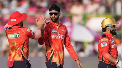 গান গাইলেন পঞ্জাবের বোলার। গান গাইলেন পঞ্জাবের বোলার।