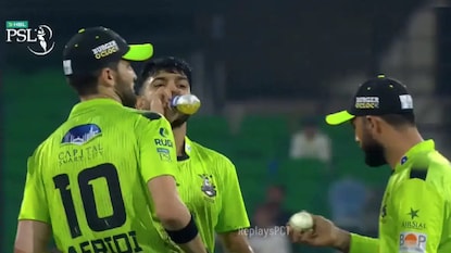 PSL -এ বল ট্যাম্পারিংয়ের অভিযোগ PSL -এ বল ট্যাম্পারিংয়ের অভিযোগ