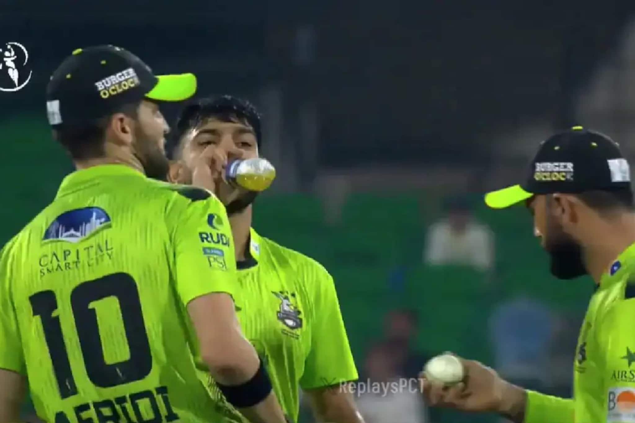 লজ্জা পাকিস্তানের, তিন ক্রিকেটার একসঙ্গে মিলে বল বিকৃতিতে ব্যস্ত, ভিডিও সবেগে ভাইরাল লজ্জা পাকিস্তানের, তিন ক্রিকেটার একসঙ্গে মিলে বল বিকৃতিতে ব্যস্ত, ভিডিও সবেগে ভাইরাল