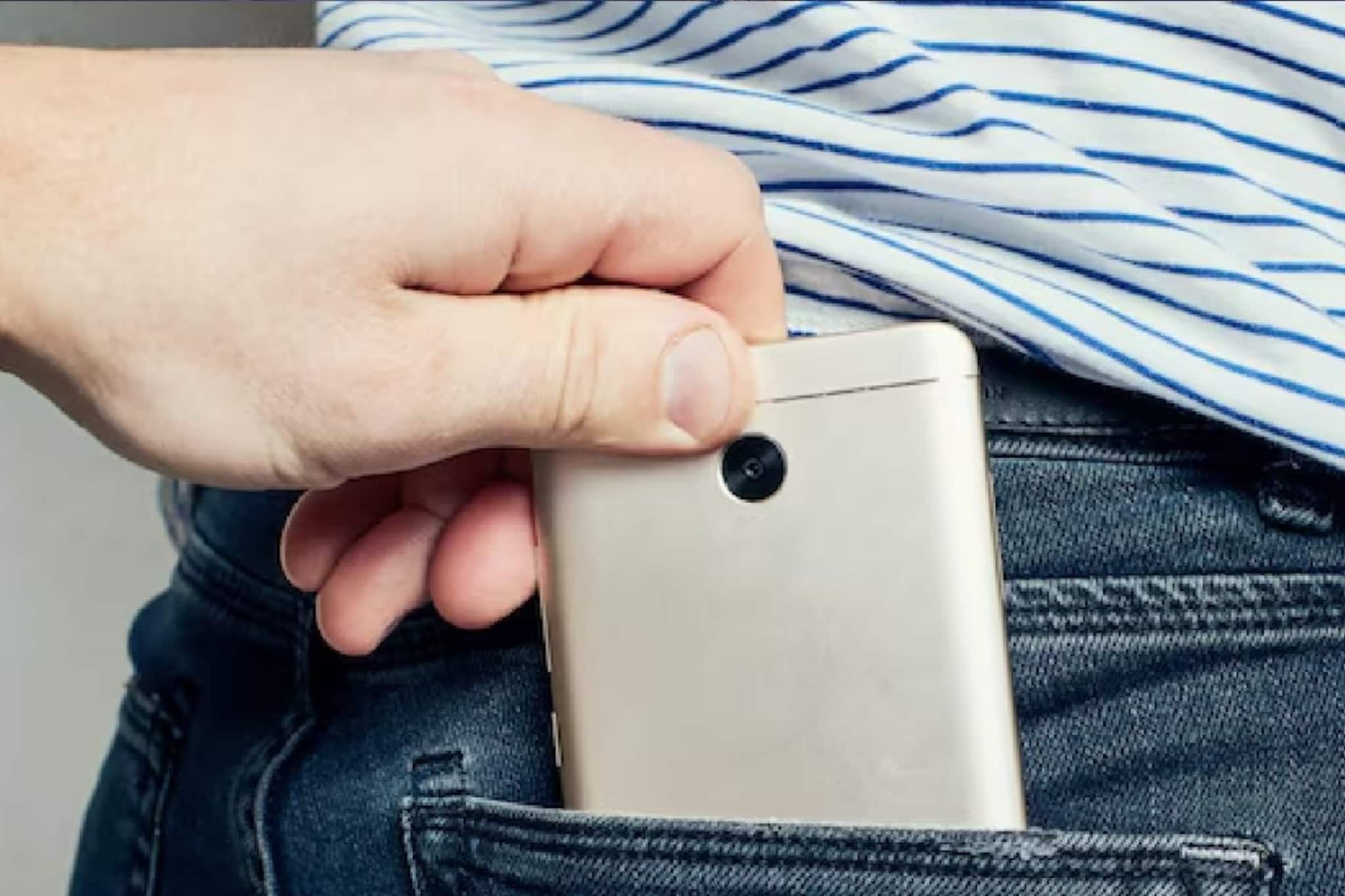 মুড়ি-মুড়কির মতো ফোন চুরি! আইপিএলে এমন ভয়ঙ্কর ঘটনা! মুড়ি-মুড়কির মতো ফোন চুরি! আইপিএলে এমন ভয়ঙ্কর ঘটনা!