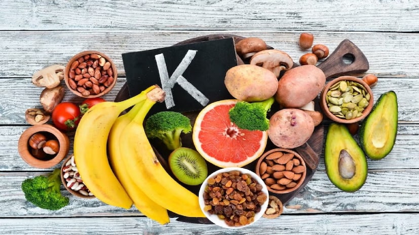 জল কম খেলে, অত্যধিক বমি অথবা ডায়েরিয়া হলে পটাশিয়ামের মাত্রা কমে যেতে পারে। বয়স্কদের ক্ষেত্রেও হঠাৎ হঠাৎ এই সমস্যা দেখা দেয়। পটাশিয়াম শরীরের জন্য অত্যন্ত গুরুত্বপূর্ণ একটি মিনারেল ও ইলেকট্রোলাইট যা ব্লাড প্রেশার নিয়ন্ত্রণে রাখে, কোষে-কোষে পুষ্টির জোগান দেয়, পেশি ও স্নায়ুর স্বাস্থ্য বজায় রাখে। শরীর নিজে থেকে পটাশিয়াম তৈরি করতে পারে না, কাজেই খাবারের মাধ্যমে শরীরে পটাশিয়ামের জোগান দিতে হয়। জল কম খেলে, অত্যধিক বমি অথবা ডায়েরিয়া হলে পটাশিয়ামের মাত্রা কমে যেতে পারে। বয়স্কদের ক্ষেত্রেও হঠাৎ হঠাৎ এই সমস্যা দেখা দেয়। পটাশিয়াম শরীরের জন্য অত্যন্ত গুরুত্বপূর্ণ একটি মিনারেল ও ইলেকট্রোলাইট যা ব্লাড প্রেশার নিয়ন্ত্রণে রাখে, কোষে-কোষে পুষ্টির জোগান দেয়, পেশি ও স্নায়ুর স্বাস্থ্য বজায় রাখে। শরীর নিজে থেকে পটাশিয়াম তৈরি করতে পারে না, কাজেই খাবারের মাধ্যমে শরীরে পটাশিয়ামের জোগান দিতে হয়।