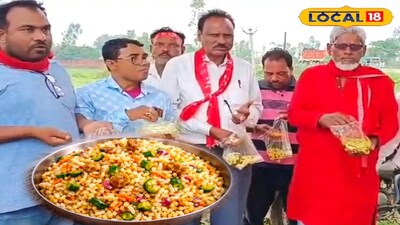 মুড়ি মাখিয়ে খাচ্ছেন সিপিআইএম প্রার্থী শেখ খলিল